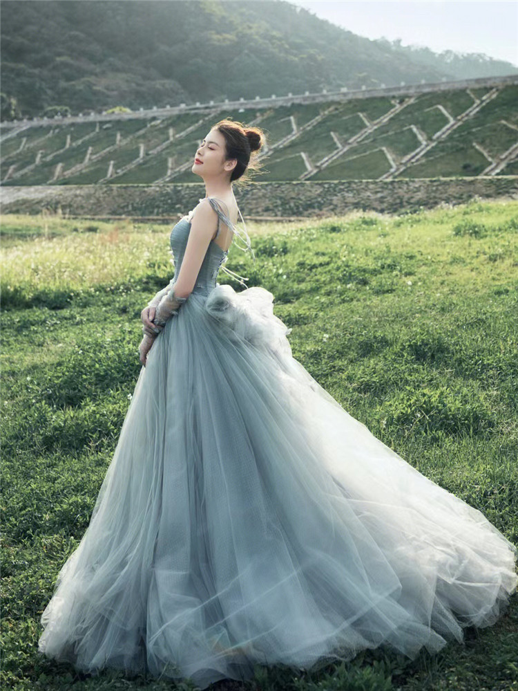 사진 스튜디오 외부 화려한 거즈 테마 의상 도망자 공주 숲 스타일 웨딩 사진 사진 잔디 사진 트레일 드레스