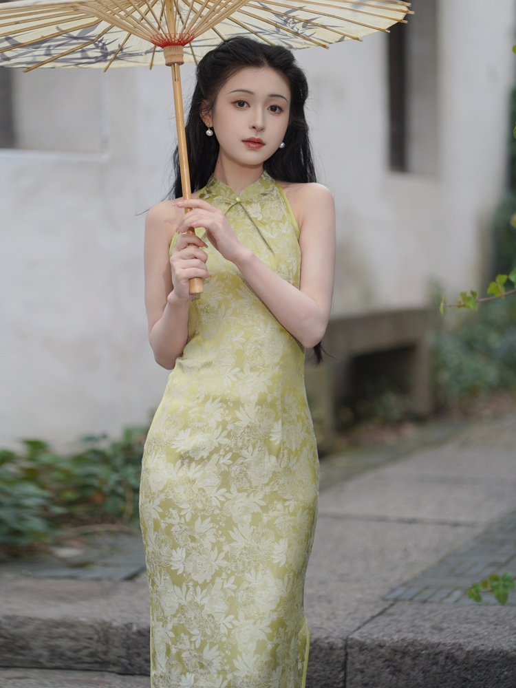 新中式改良无袖挂脖旗袍