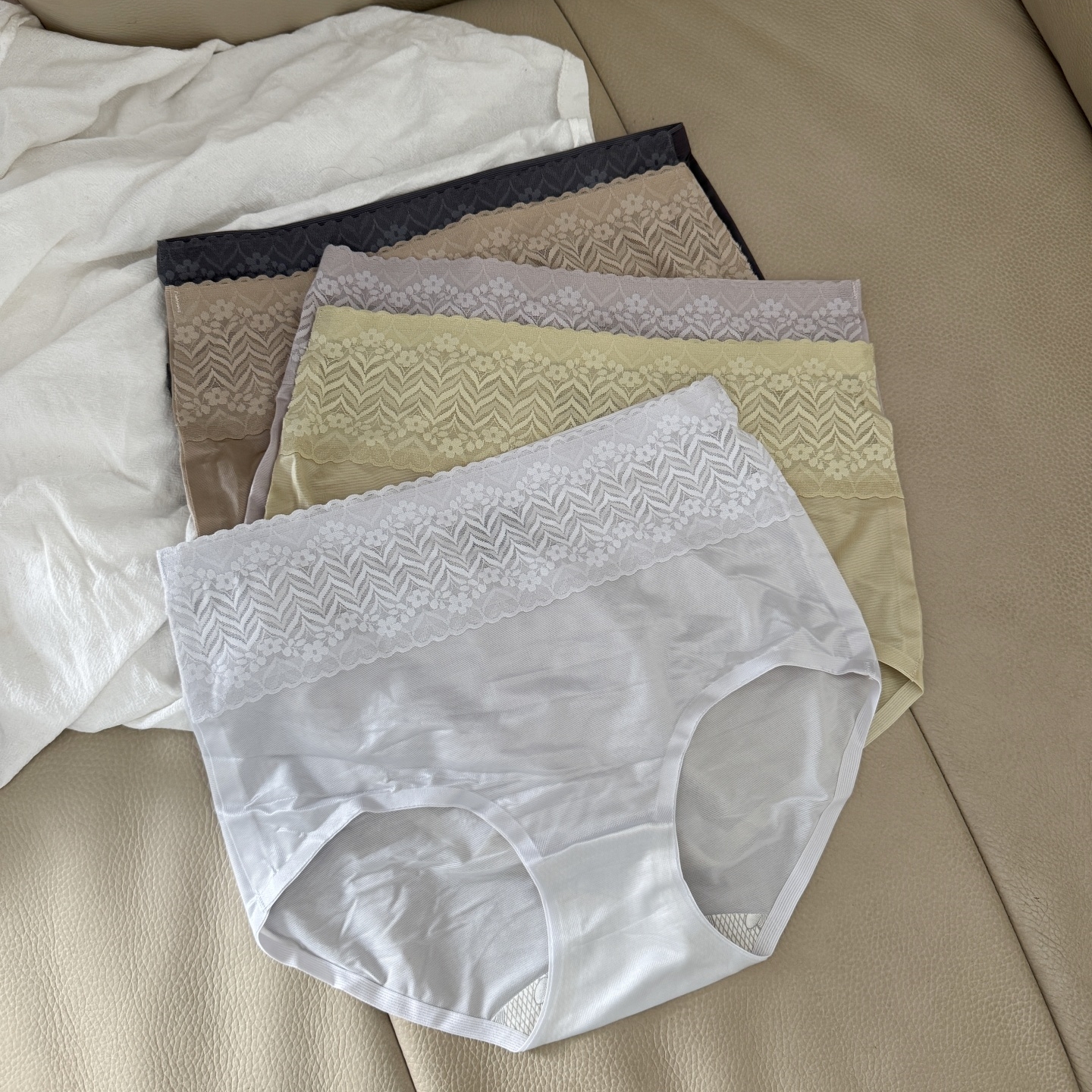 新品中高腰蕾丝性感包臀柔软内裤