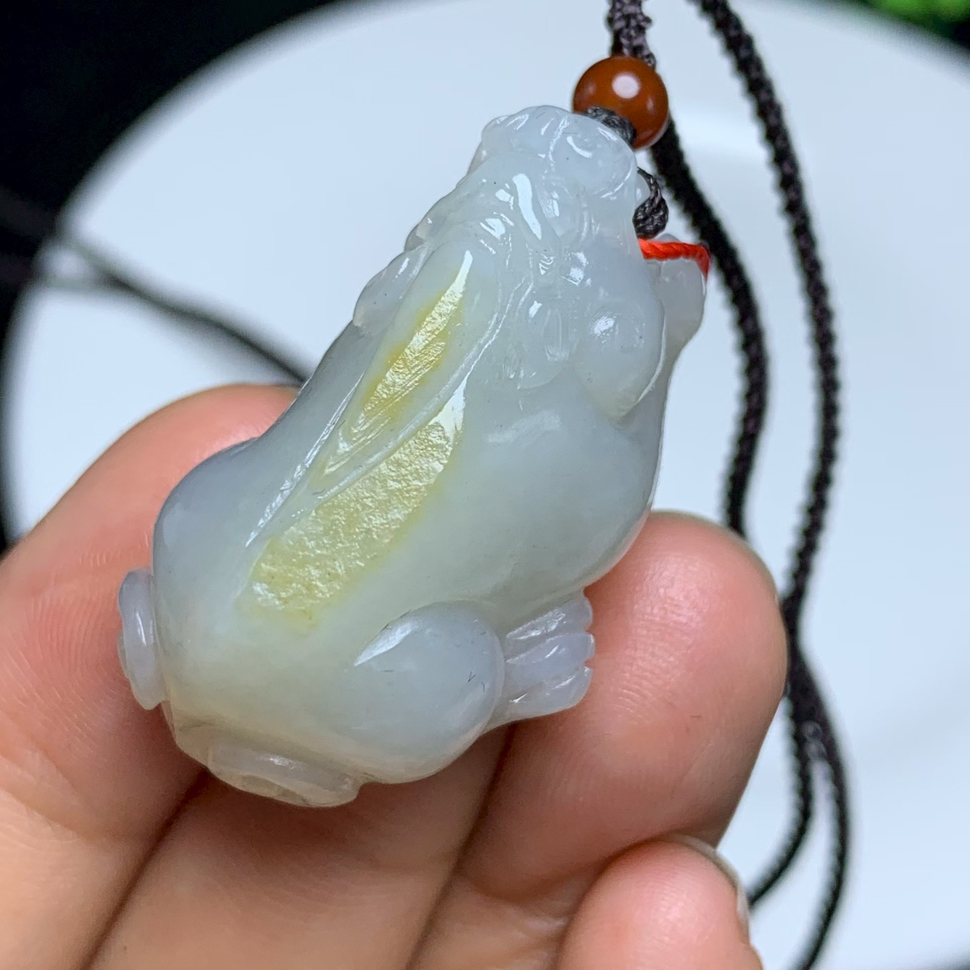 新疆青白和田玉带黄皮籽料小貔貅籽料