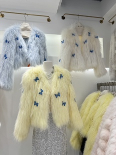 气质名媛高级感狐狸毛皮草2025年新款蝴蝶珍珠挂坠短款毛绒大衣