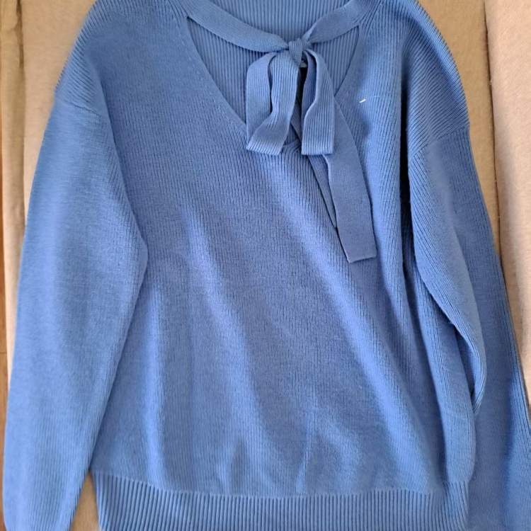 蓝色飘带羊毛套头毛衣