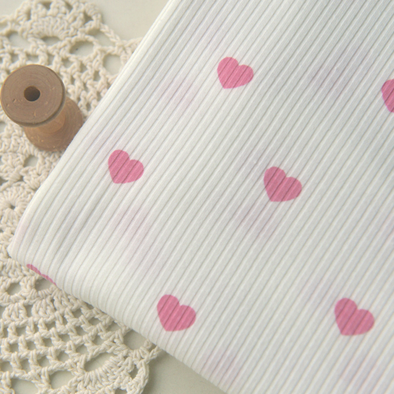 白底玫粉爱心针织打底衫娃衣面料