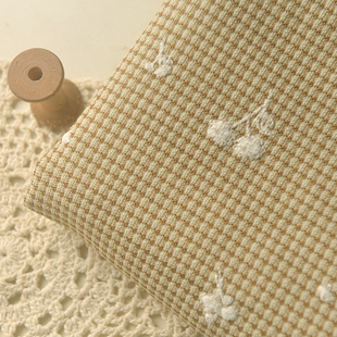 白绣花卡其彩线格聚脂纤维  冬上衣连衣长裙抱枕套沙发巾桌布面料
