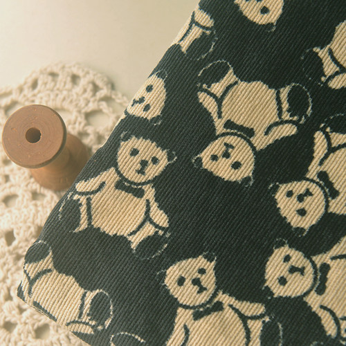 黑底小熊涤纶灯芯绒抱枕阔腿裤