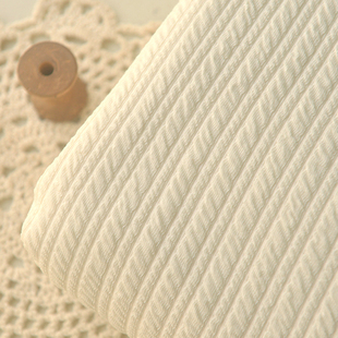 淡米黄宽窄皱条聚脂纤维-带衬款 秋冬上衣连衣长裙子开衫卫衣面料