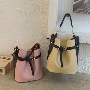 高级感撞色手提水桶包2026新款时尚女包斜挎包百搭超火通勤小拎包