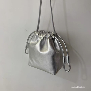 现货bucks leather手工羊皮简约设计抽绳水桶包时尚百搭银色女包