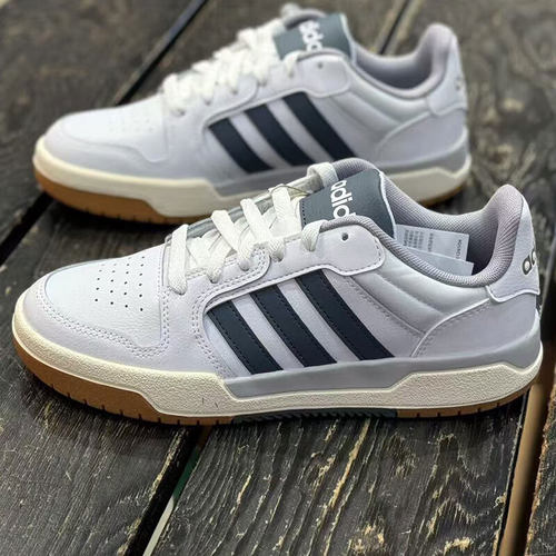 阿迪达斯轻便舒适运动鞋假一罚十