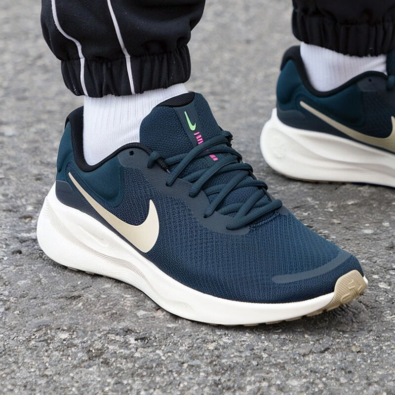 耐克轻便缓震透气跑步鞋假一罚十