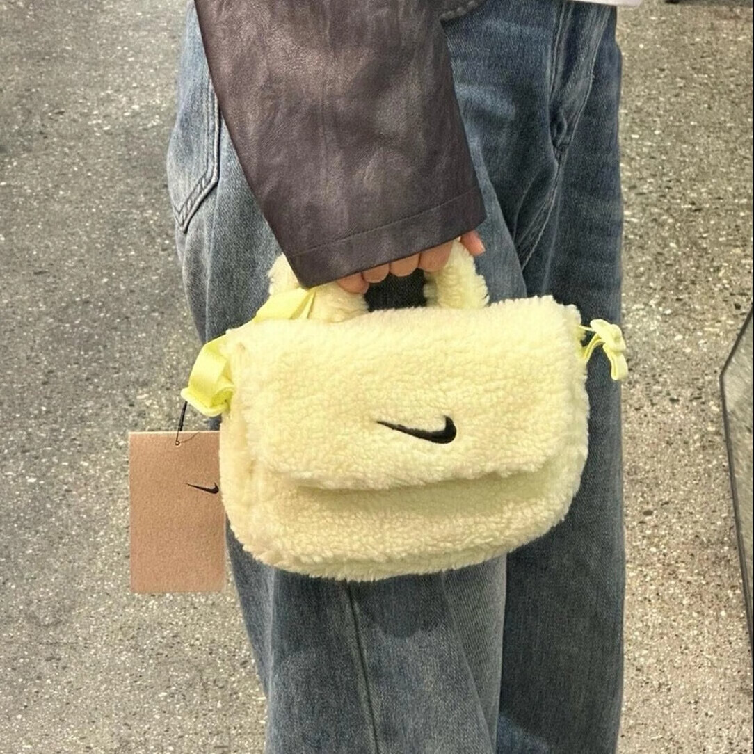 耐克柔软羊羔绒斜挎包休闲单肩包