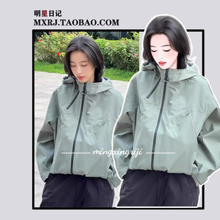 周雨彤明星同款绿色冲锋衣外套女2025春秋新款户外旅游休闲上衣