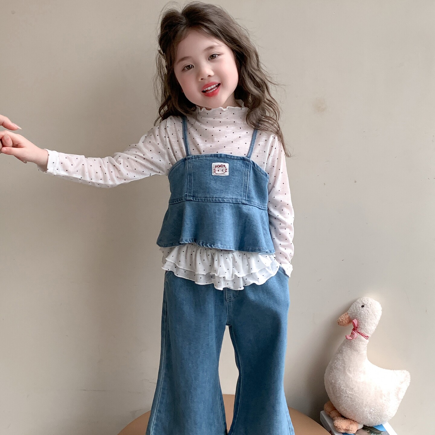 女宝宝春装洋气套装2026新款儿童时尚小女孩韩版牛仔吊带三件套潮