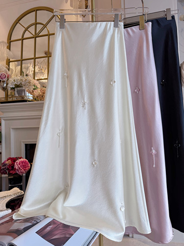 2026年设计感重工镶钻缎面垂感A字半身裙女装气质百搭中长款长裙