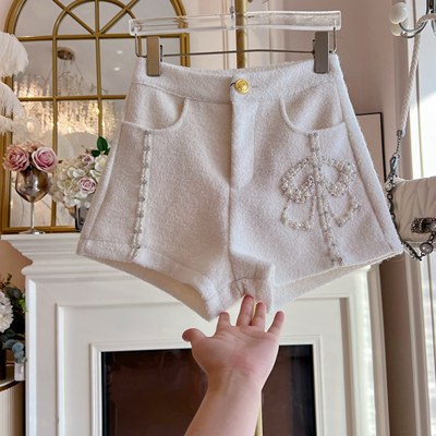 加厚毛呢白色短裤女装2025年冬季新款重工镶钻小香风气质高腰靴裤