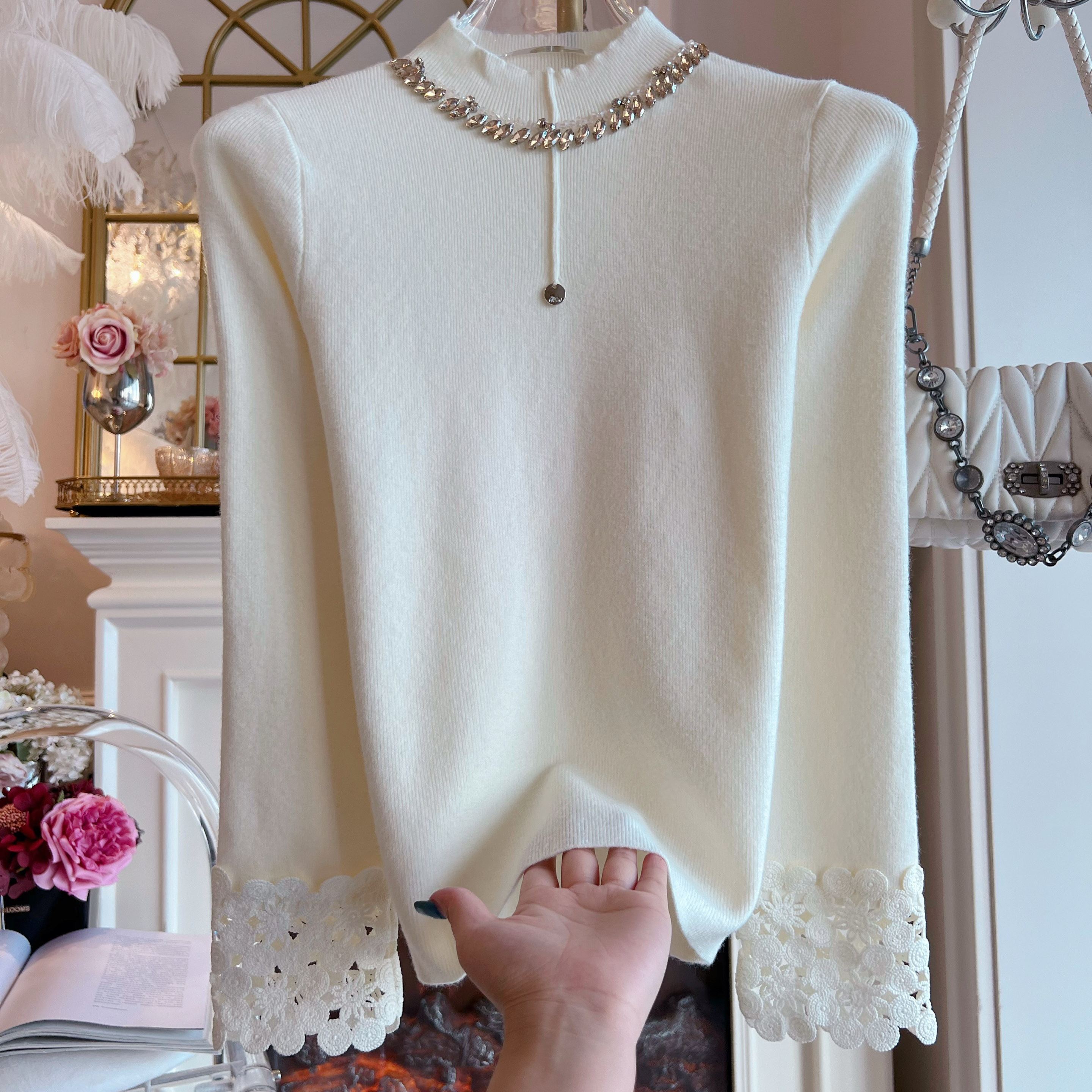 2025年秋冬新款重工镶钻打底衫上衣女设计感高领镂空米白长袖毛衣