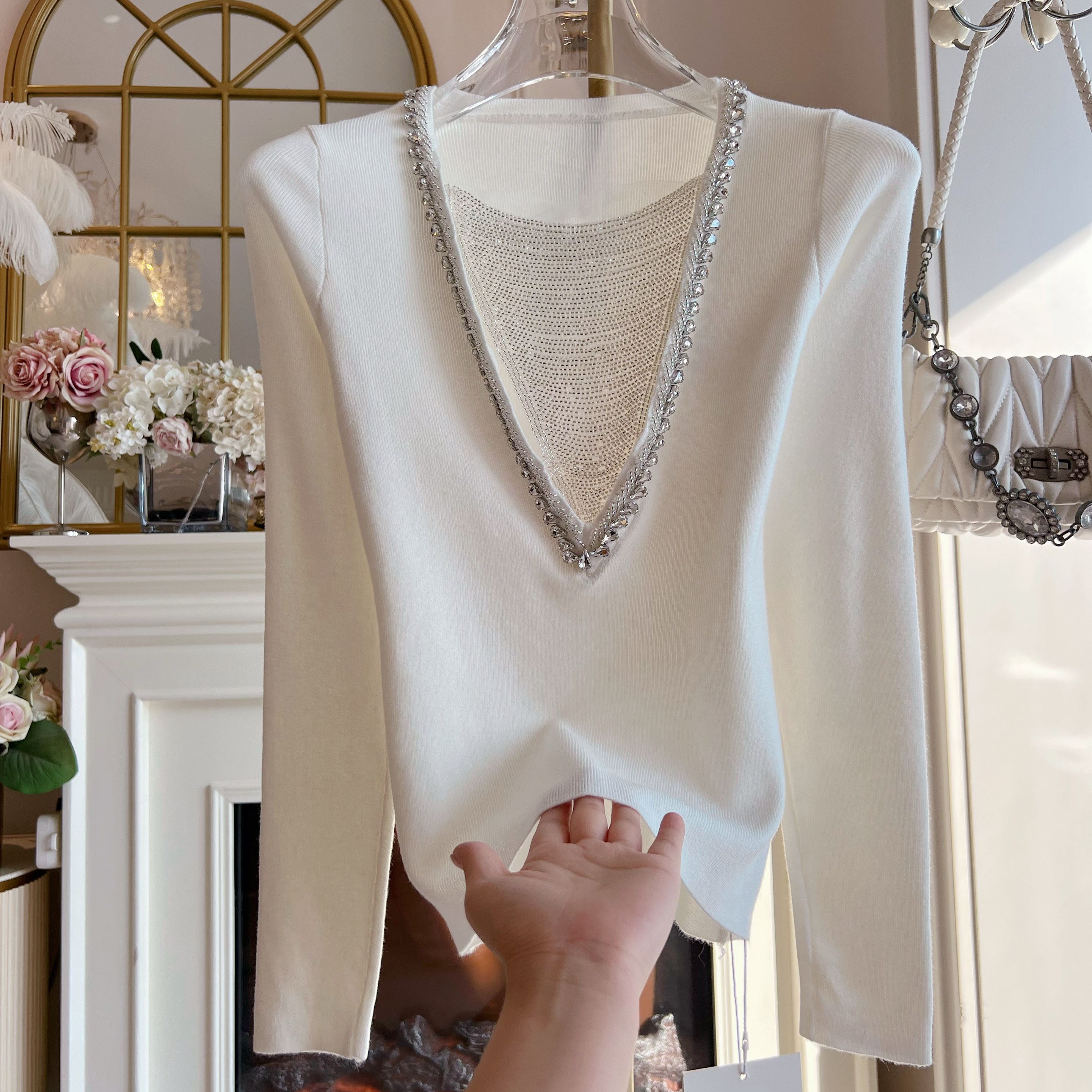 韩国设计感重工水钻吊坠针织衫上衣女宽松v领镂空气质长袖打底衫