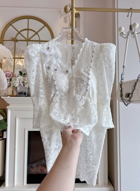 宫廷风气质白色蕾丝衫女2025年秋冬新款修身显瘦v领长袖胸垫小衫