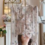 辣妹荷叶边碎花雪纺衫上衣女装设计感重工镶钻系带宽松喇叭袖衬衣