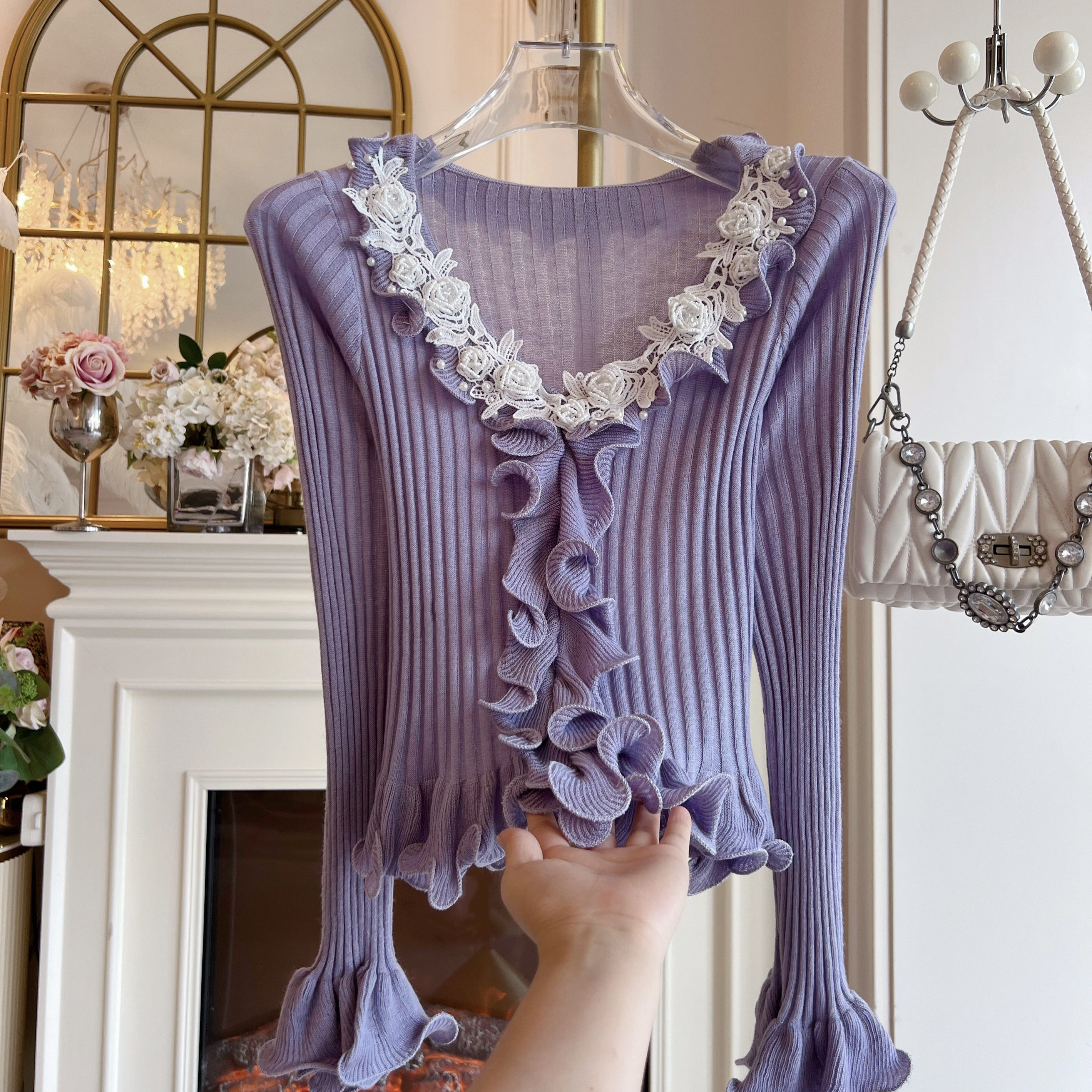 辣妹小心机木耳边针织衫女2025年秋冬原创重工珍珠v领喇叭袖小衫