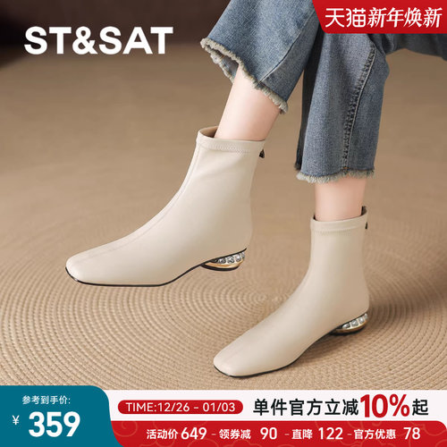 奶油色短靴，解锁春日甜酷新风尚