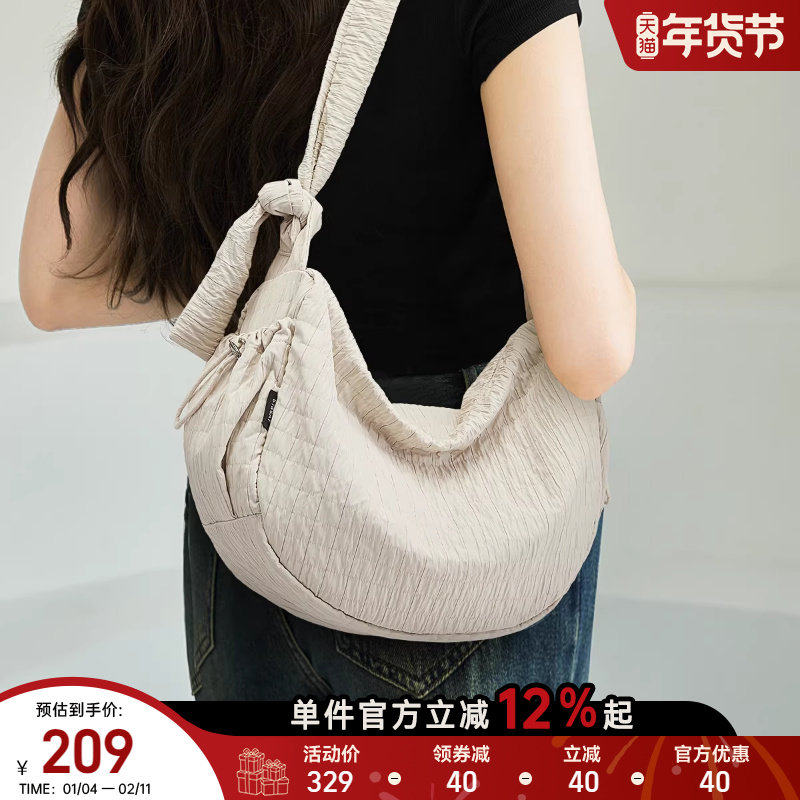 星期六褶皱斜挎包包女慵懒系松弛帆布包大容量饺子包轻便休闲新款