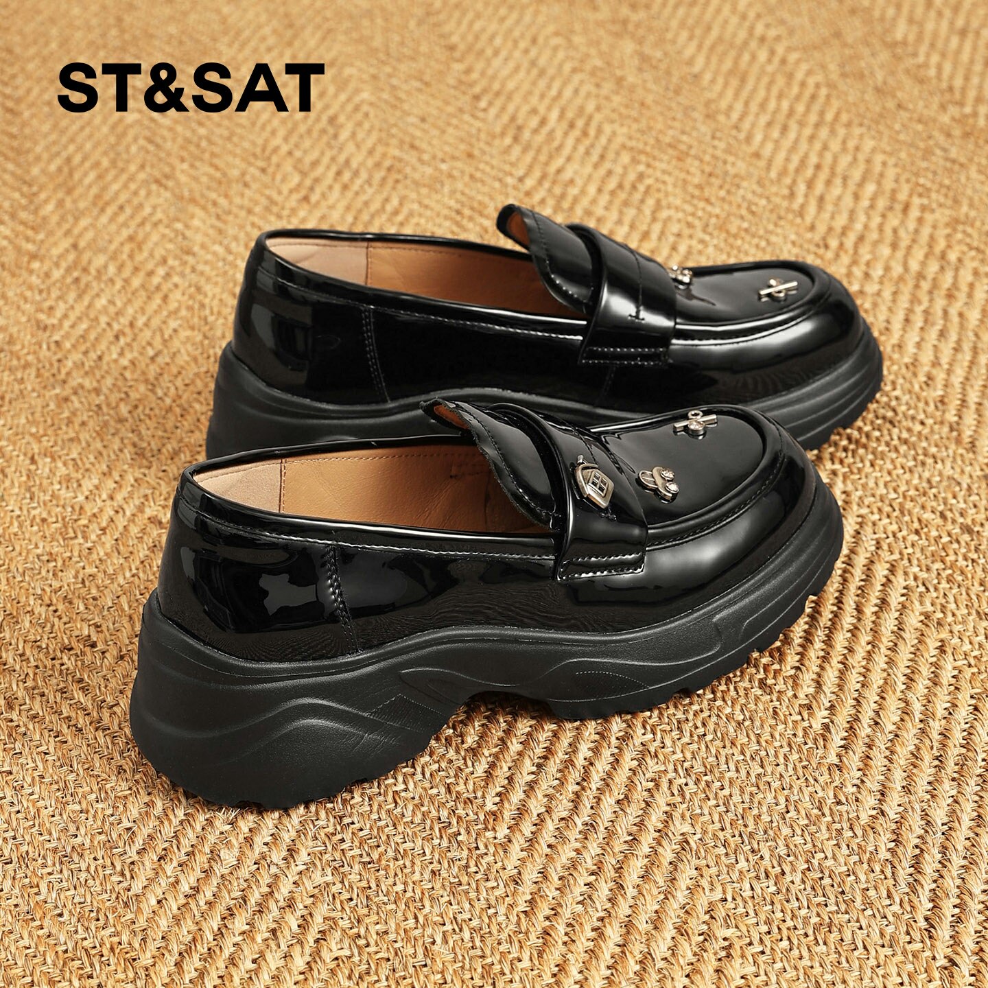 星期六乐福鞋女款2026春季新款一脚蹬英伦风配裙子厚底圆头小皮鞋