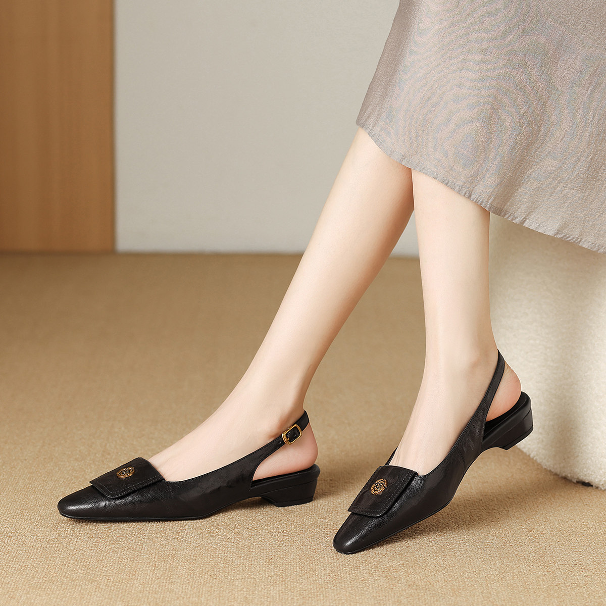 星期六法式气质山茶花新款包头凉鞋女夏季不累脚软底上班通勤鞋