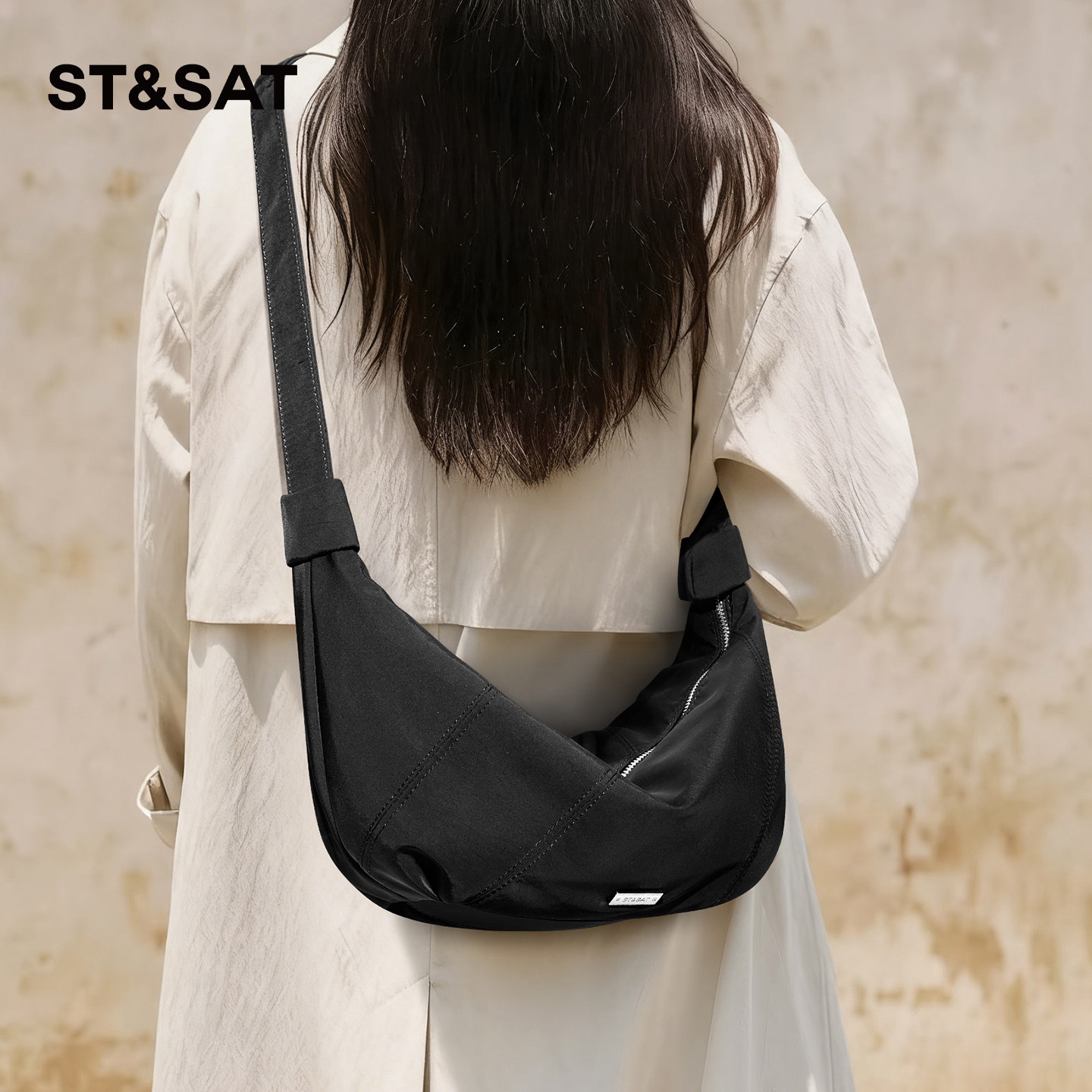 星期六轻便简约斜挎包女2026夏季新款大容量休闲饺子包百搭潮户外