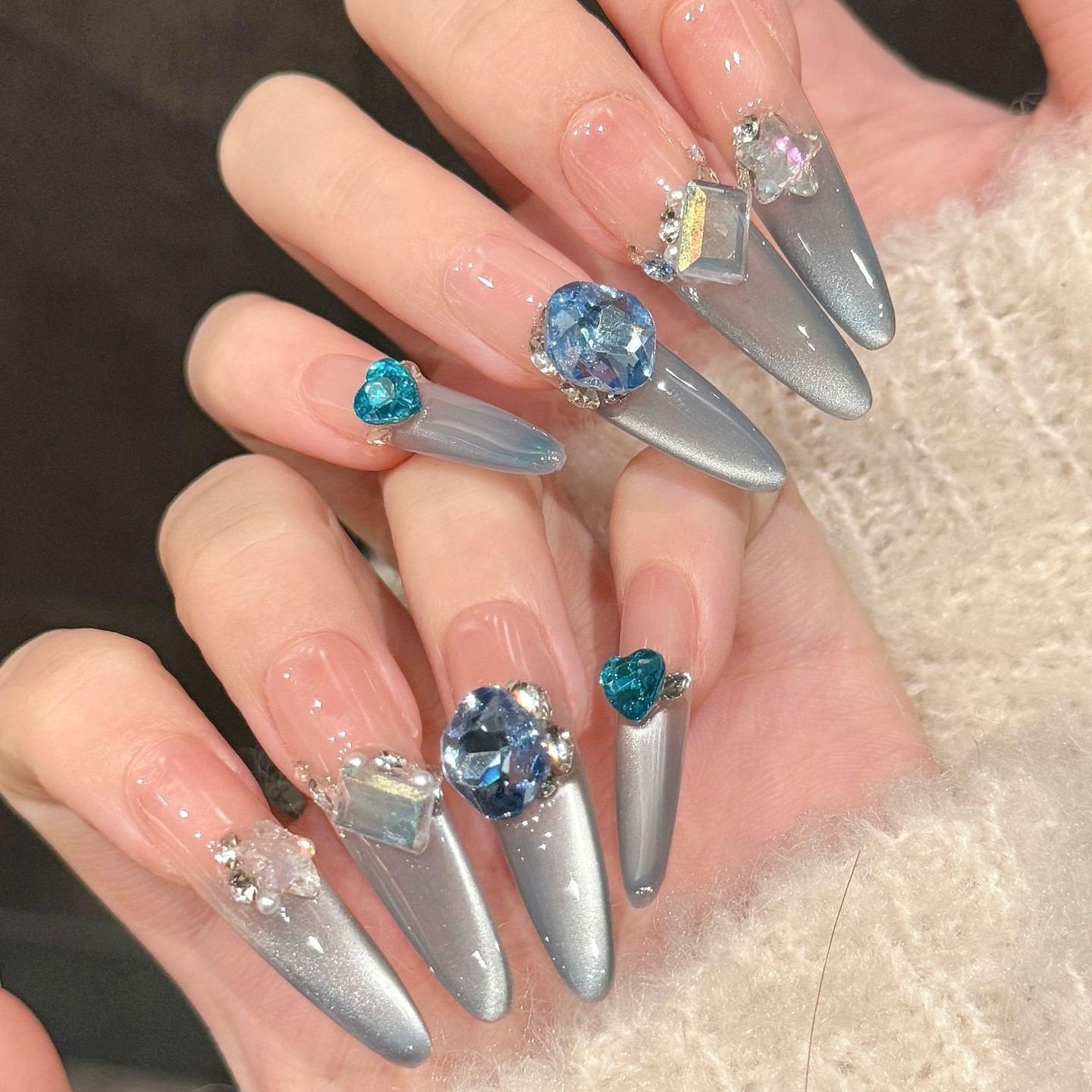 艺禾 海蓝宝法式渐变侧光猫眼小碎钻爆闪蓝色多瑙河光疗穿戴甲