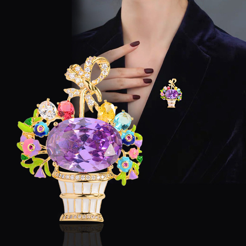 精致洛丽塔花篮胸针高级感小众珐琅彩镶锆花朵胸花轻奢别针配饰女