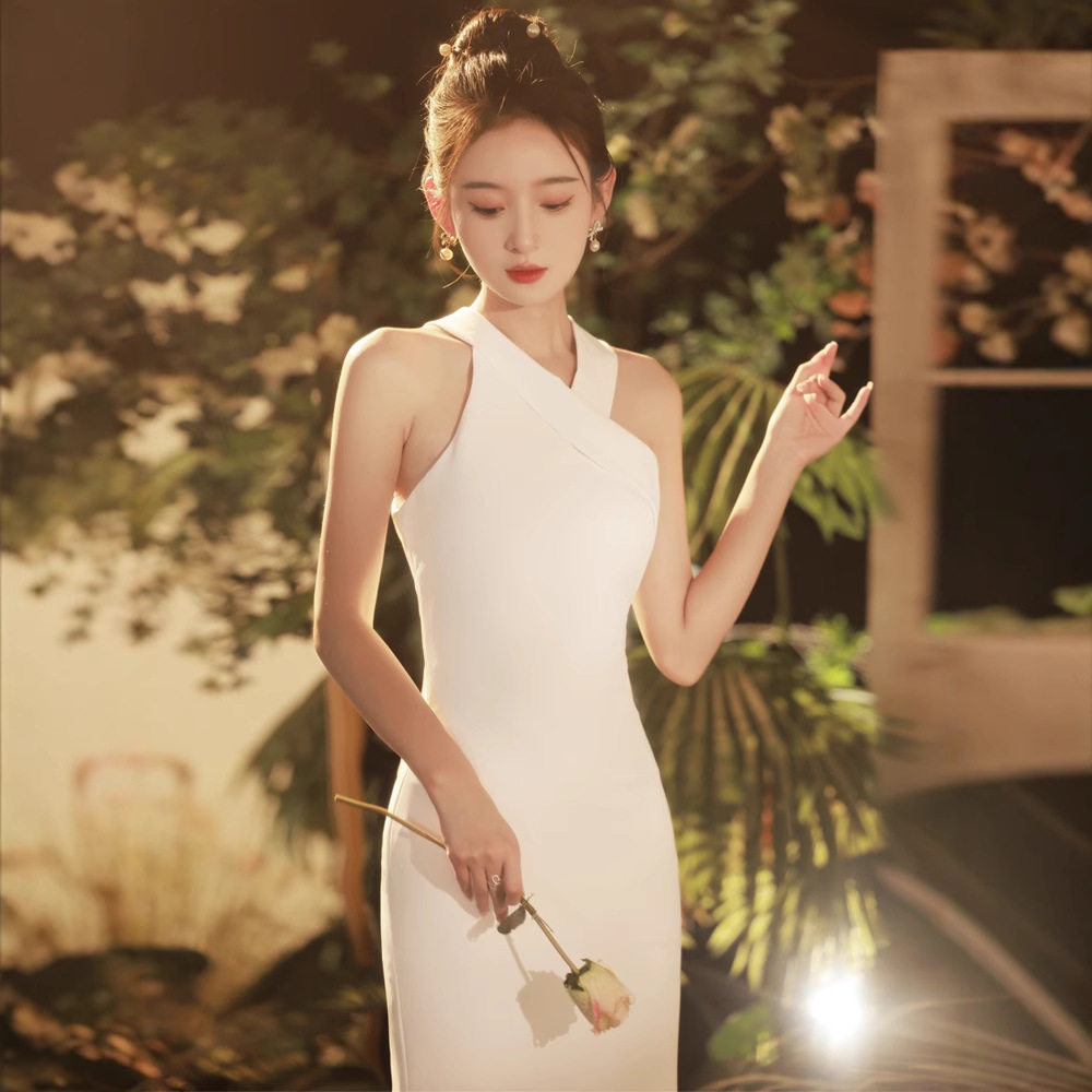挂脖轻婚纱小白裙简约收腰鱼尾白色出门纱缎面韩式领证订婚礼服女