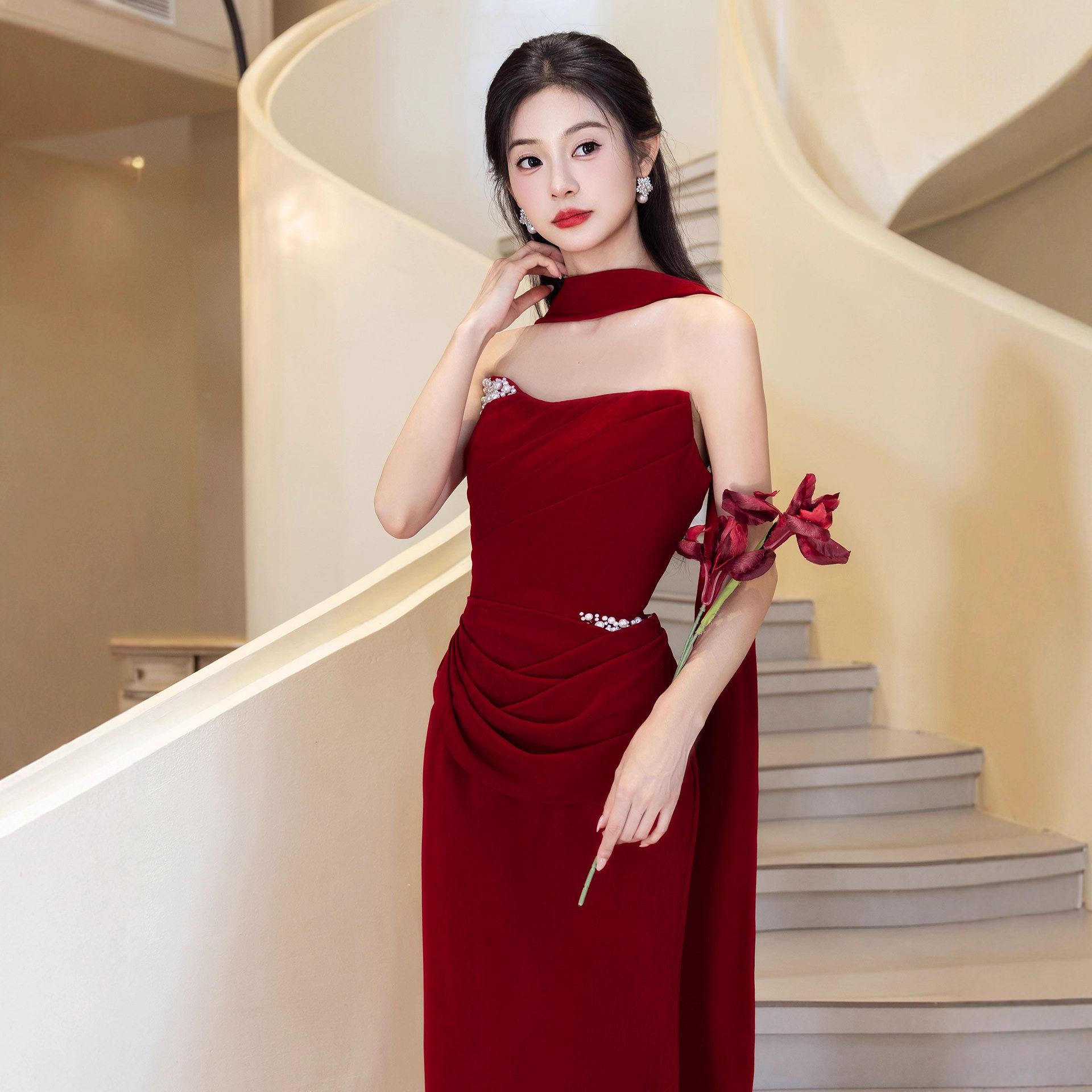 红色敬酒服新娘2026新款高级感轻奢小众鱼尾裙订婚礼服抹胸连衣裙