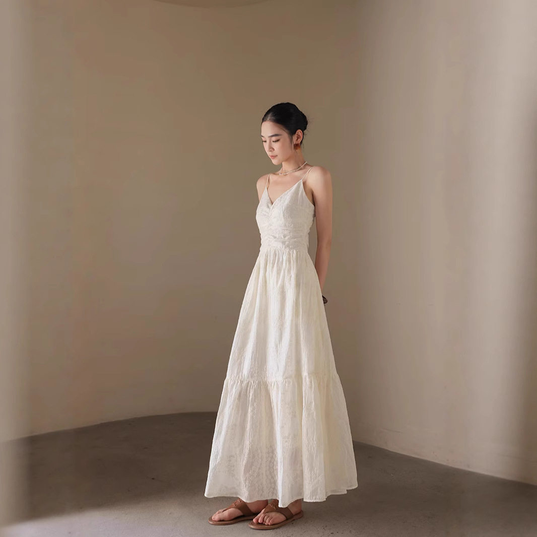 白色感连衣裙女2026年夏季新款v领修腰型显瘦a字吊带裙长裙女