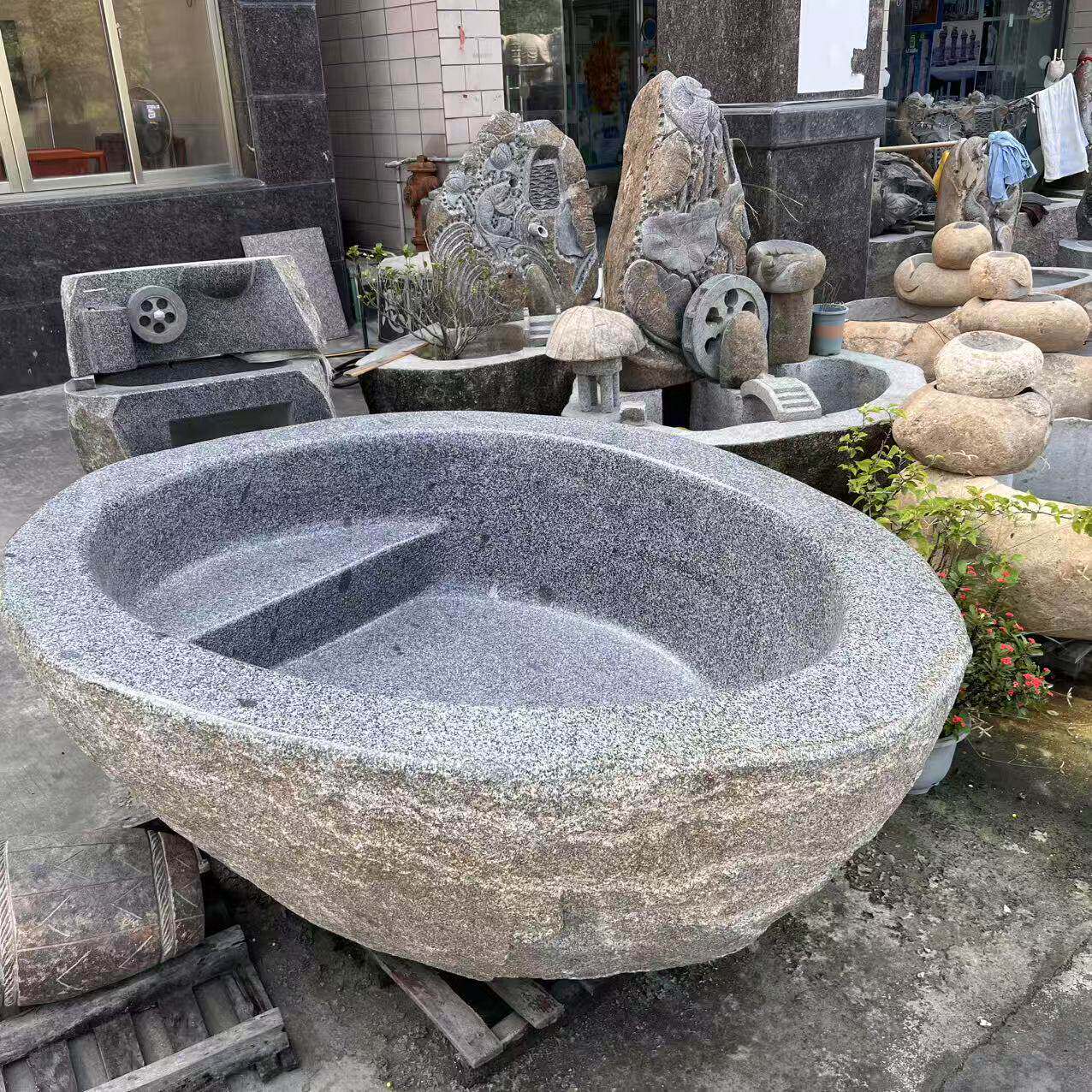 石雕浴池黑山石泡池青石浴盆水池室外酒店浴缸民宿景观一体石浴盆