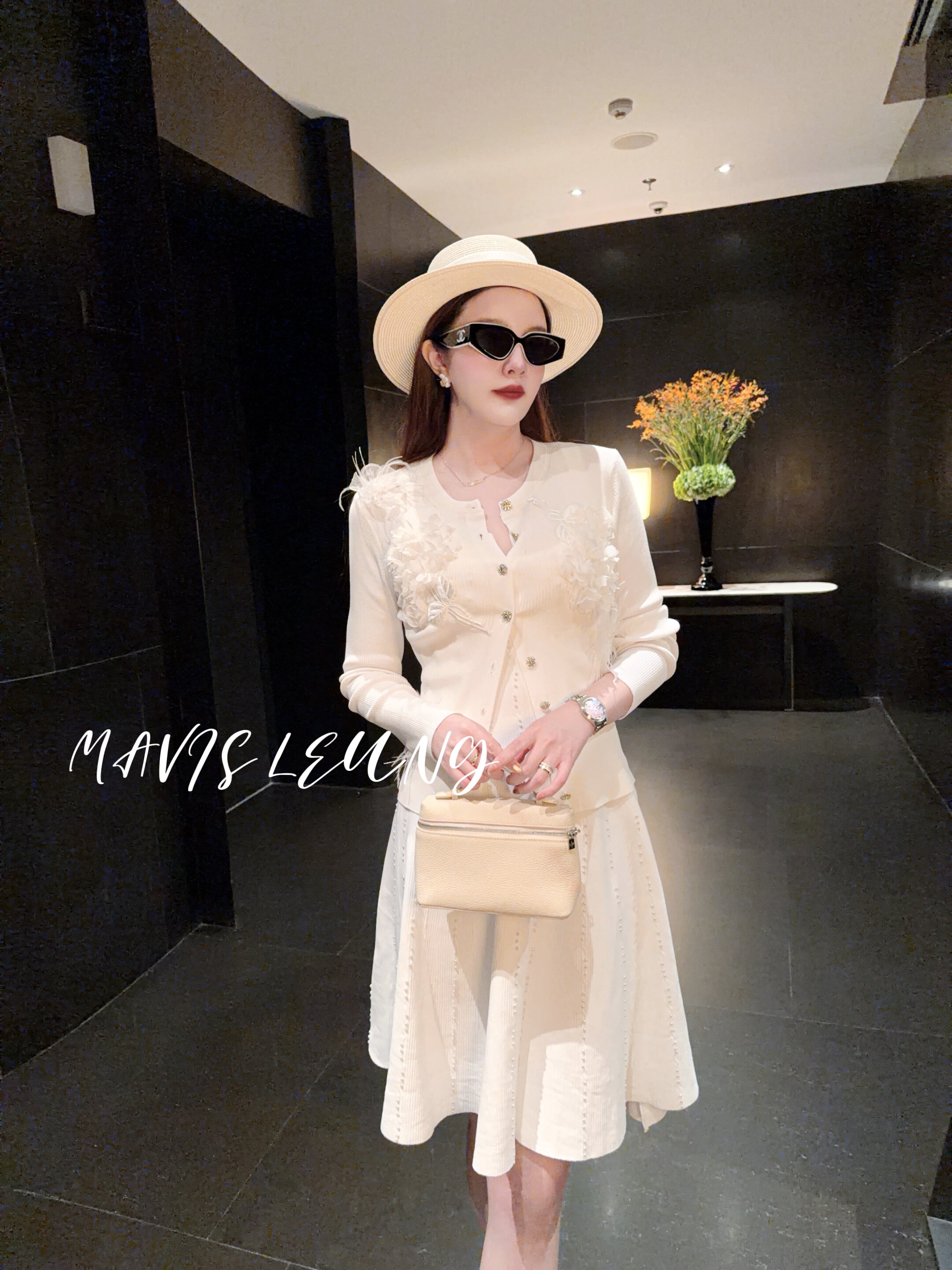 MAVIS LEUNG 巧夺天工 立体花朵钻扣珍珠白开衫+珍珠点缀连衣裙