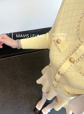 MAVIS LEUNG 明媚阳光 COCO链条边显白鹅黄色针织开衫+裙摆半身裙