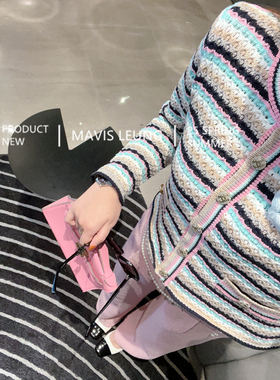 MAVIS LEUNG 波彩艺术 视觉冲击彩红条纹COCO短款单排扣针织开衫