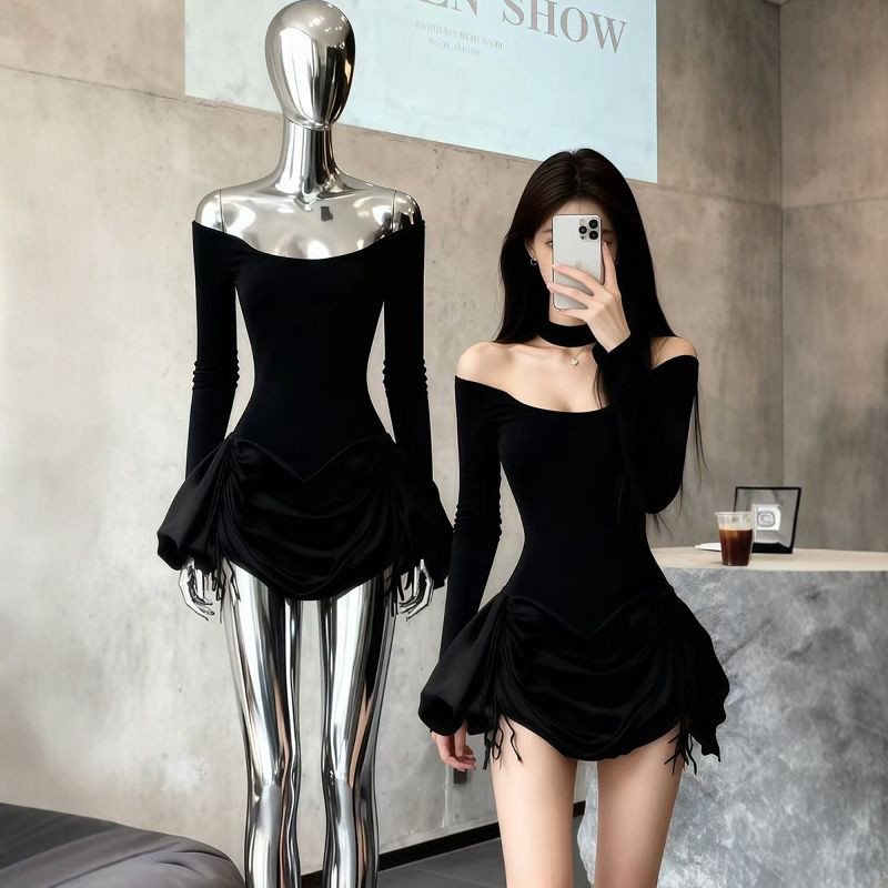 辣妹风性感黑色一字肩露肩长袖连衣裙女秋冬设计感收腰显瘦短裙子