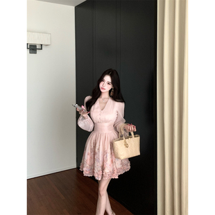 实拍实价法式V领粉色长袖连衣裙女收腰气质名媛小个子法式印花裙