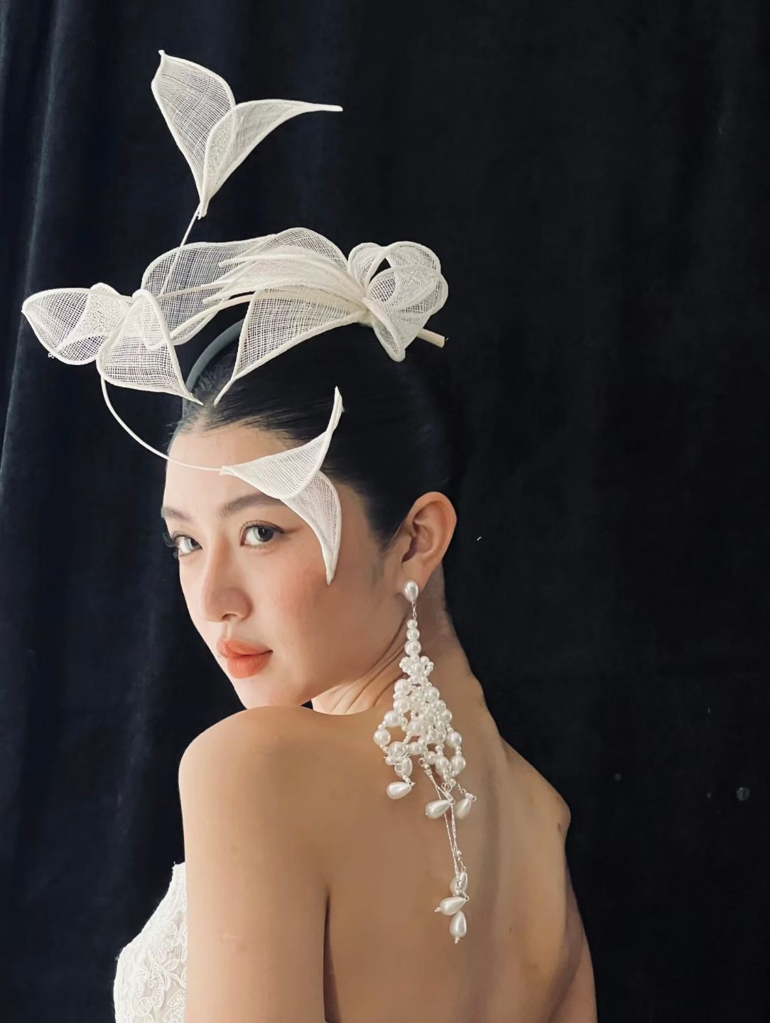 旗左 原创设计不规则流线形白色叶子妆造发饰时装杂志头饰