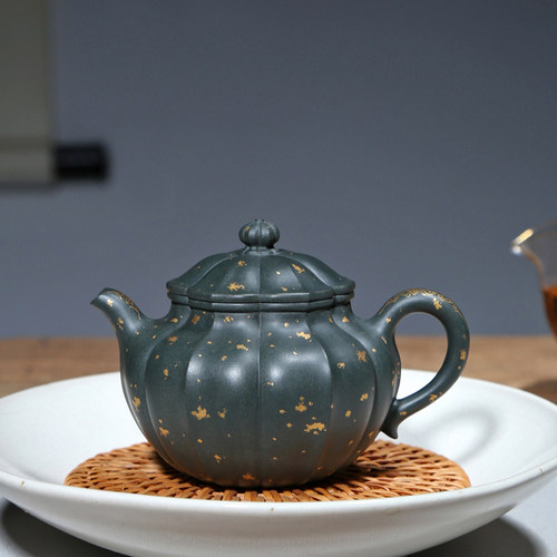 稀有墨绿泥洒金筋纹器紫砂壶