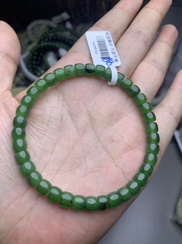 精品碧玉直切手串和田玉辣绿色手串6mm左右珠子