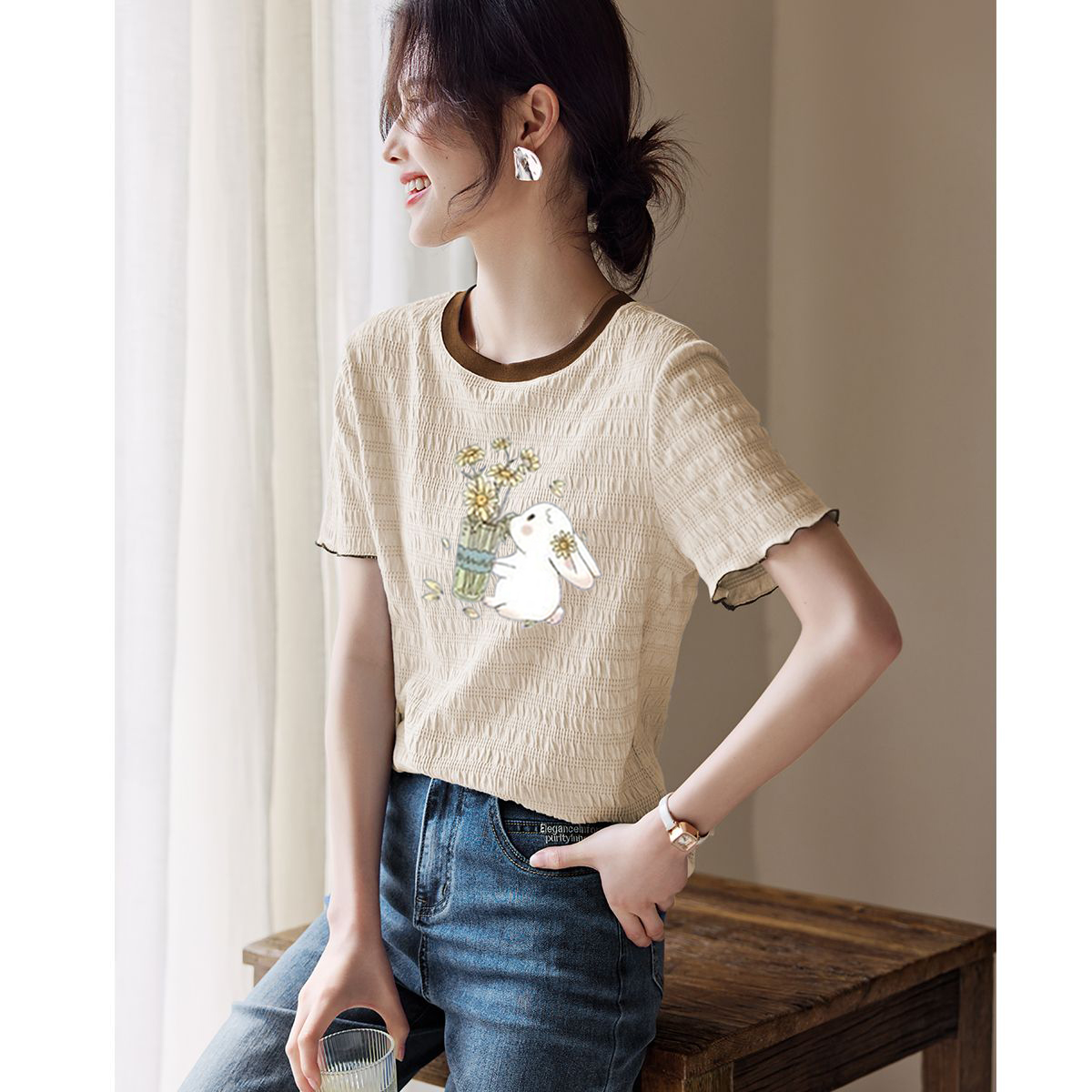 俏皮显年轻小兔子花朵印花短袖上衣设计木耳边卷边袖宽松显瘦体恤