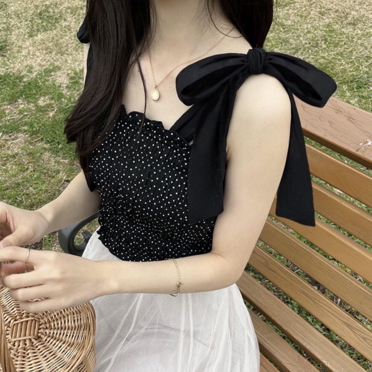 日本GRL 蝴蝶結肩帶點點短版上衣 2色