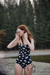 【泰国代购】设计师设计 Aprilpoolday 复古沙滩露背雏菊连体泳衣