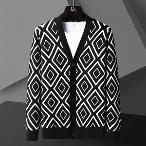 78823-特P65春季休闲时尚毛衣外套男长袖开衫轻熟风商务休闲外套,灰色护墙板搭配红色线条图片