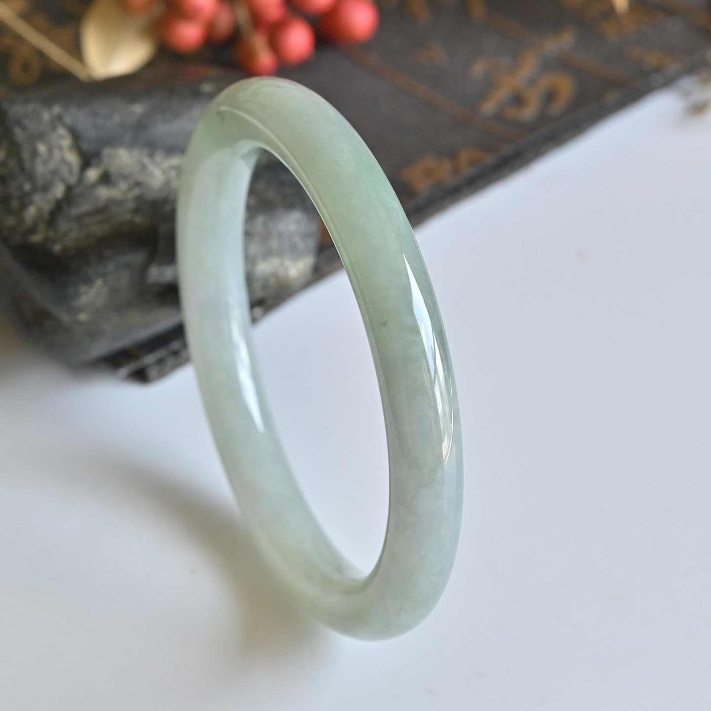 清仓天然a货翡翠手镯冰种淡绿玉镯子少女款57老坑缅甸圆条玉手镯