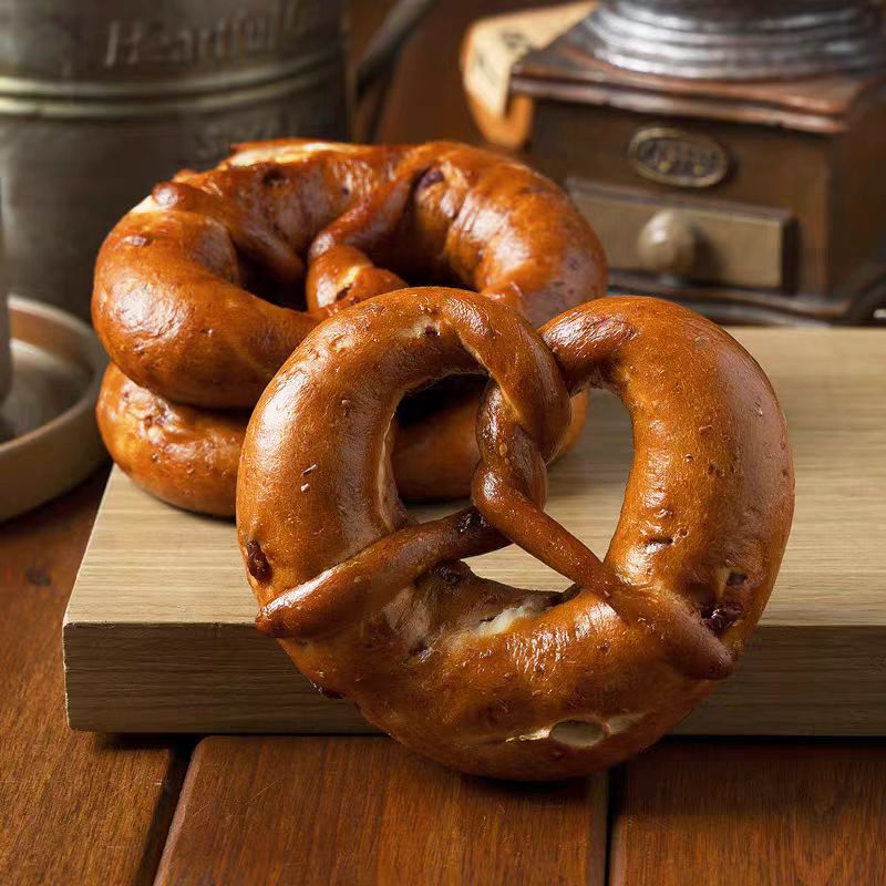 低脂全麦碱水结面包营养早餐