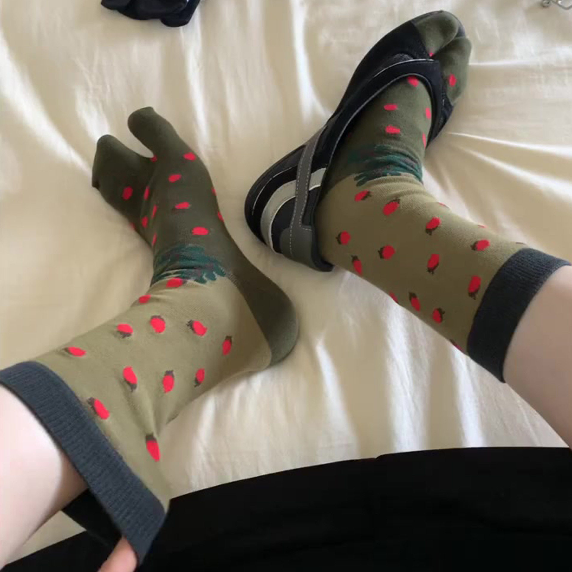 分趾袜女橄榄绿日系中筒复古红果